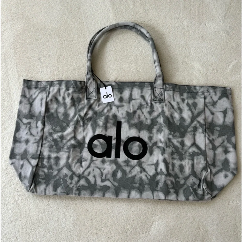ALO Yoga Black and Gray Tie-Dye Tote Bag - Picture 3 of 4